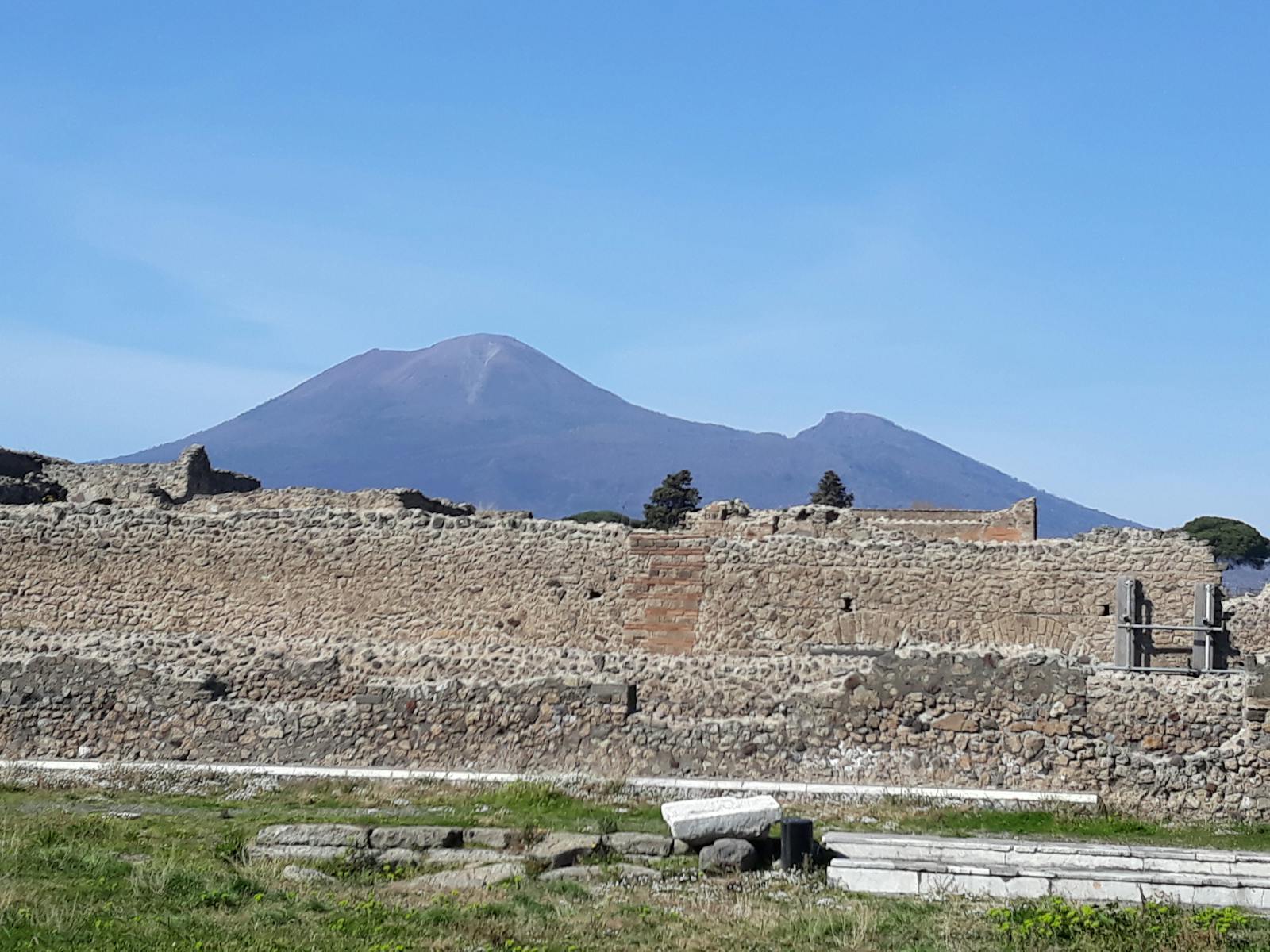 Antieke ruïnes van het Archeologisch Park van Pompeii onder de Vesuvius