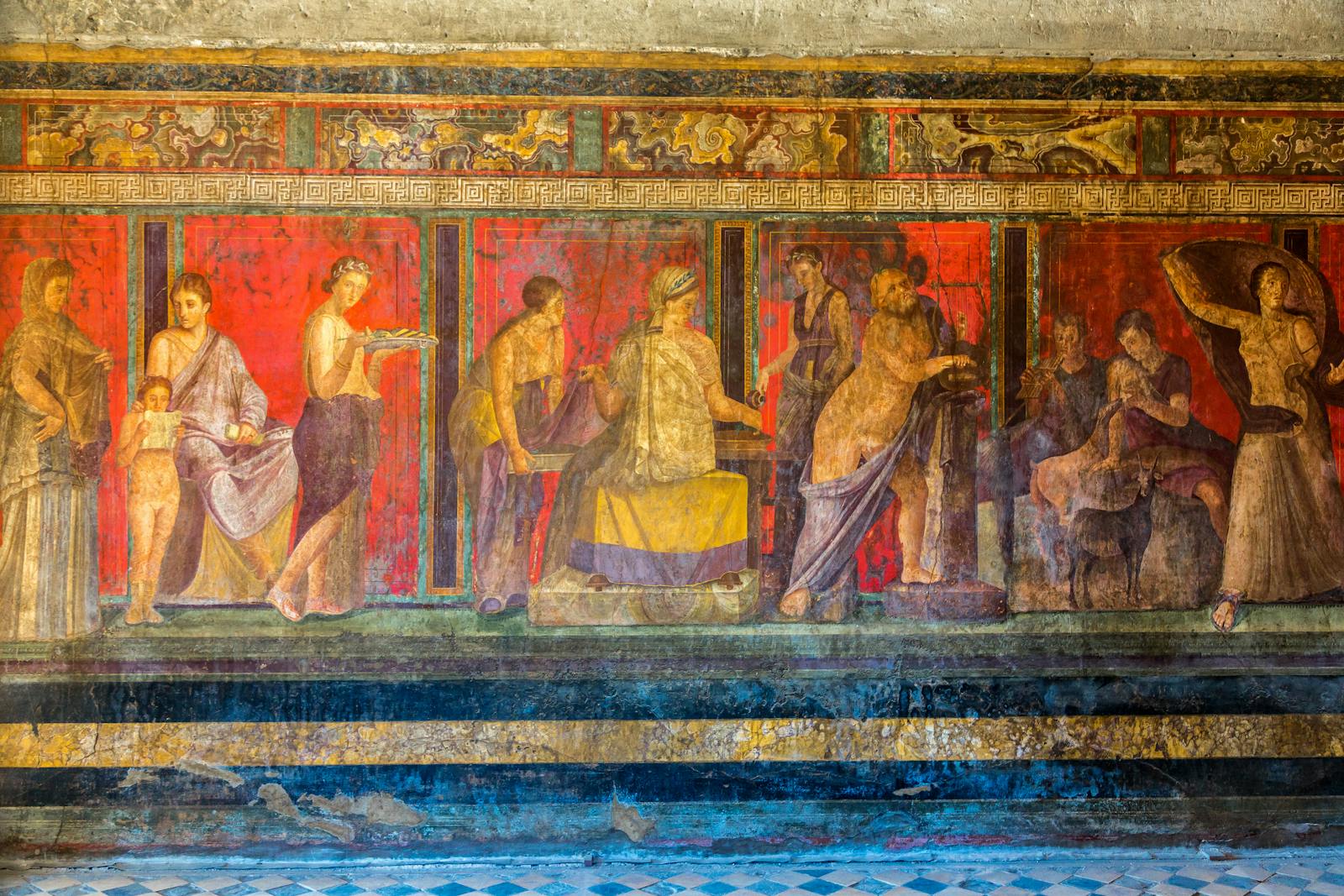 Farget antikkfreske på arkeologiske utgravninger i Pompeii