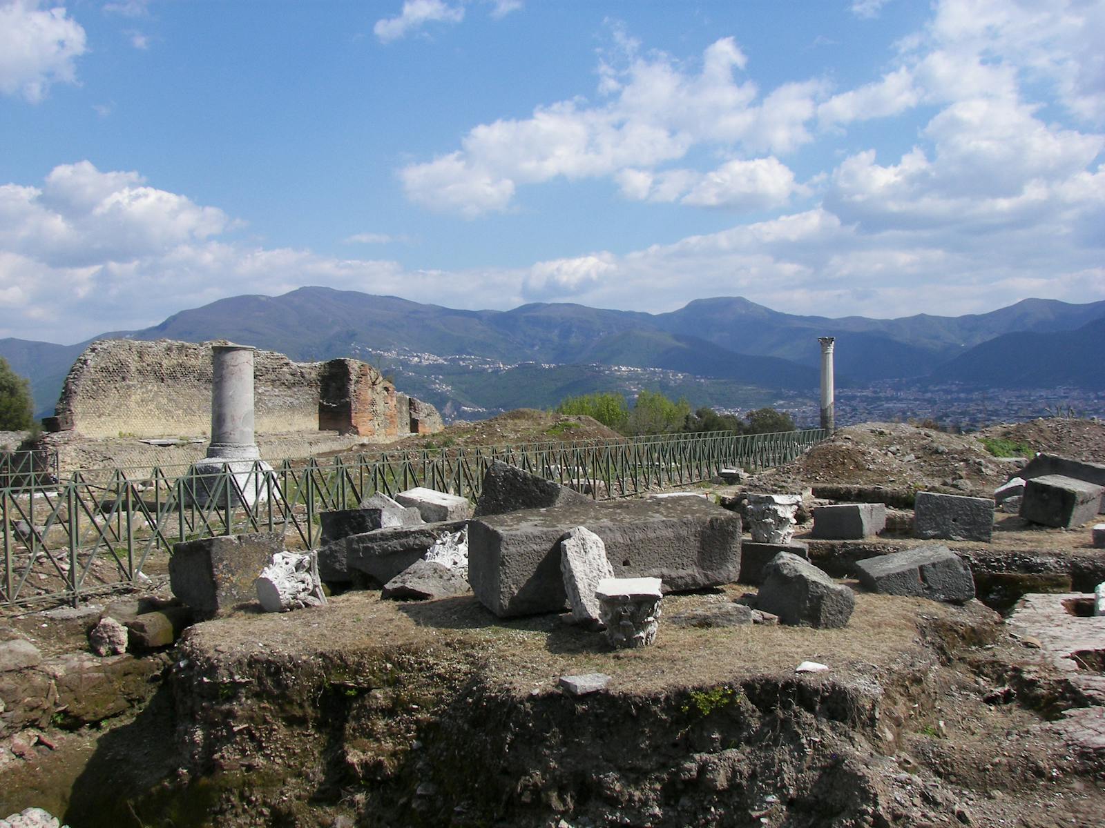 Panoramautsikt over ruinene på arkeologiske utgravninger i Pompeii