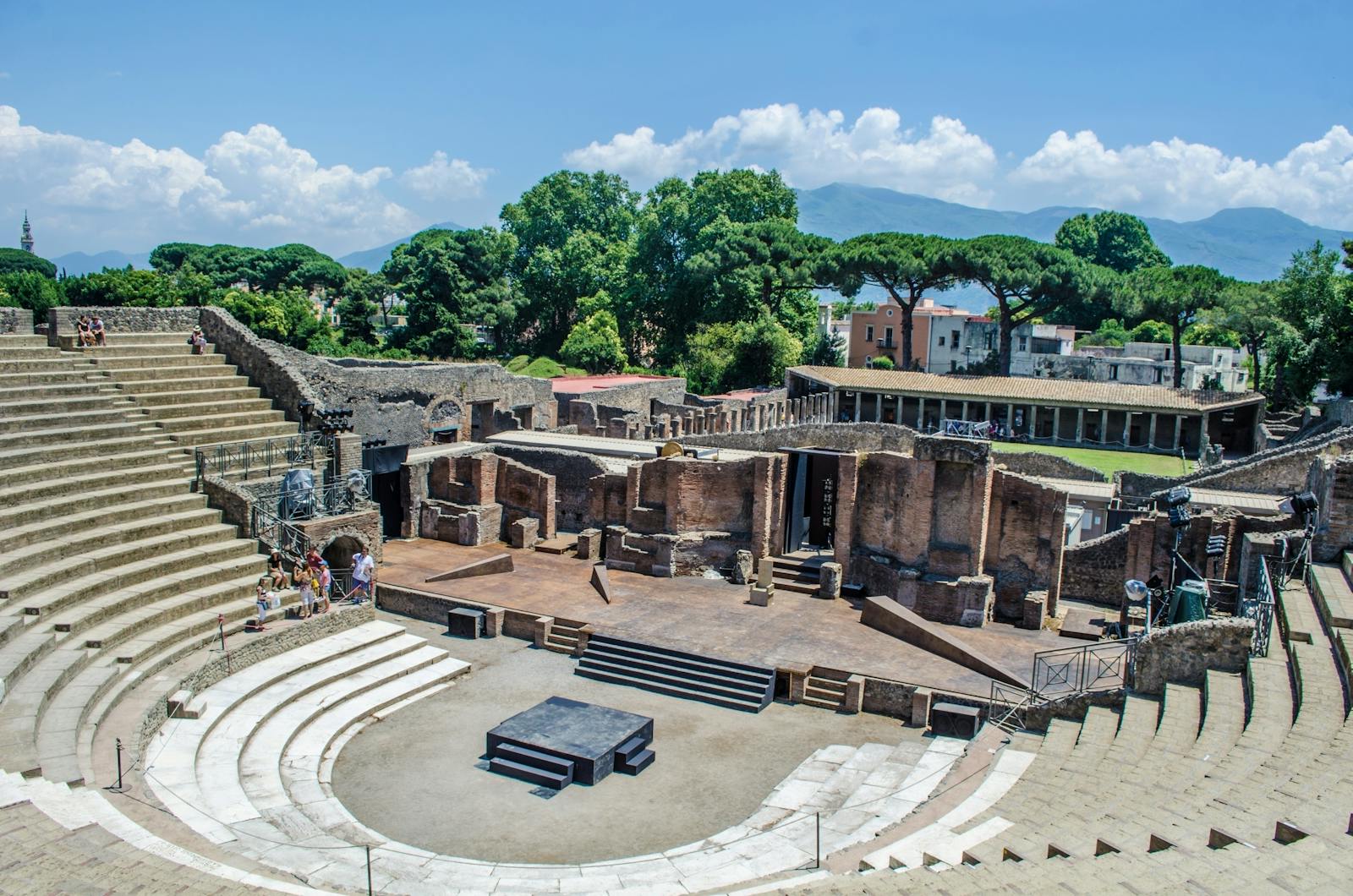 Panoramiczny widok na antyczne teatry na stanowisku archeologicznym w Pompejach