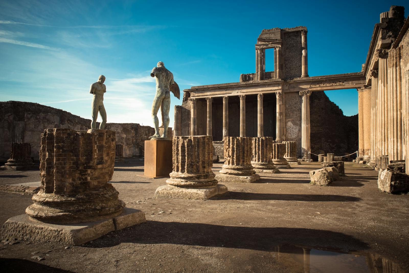 Widok na ruiny i statui Archeologicznego Parku Pompei