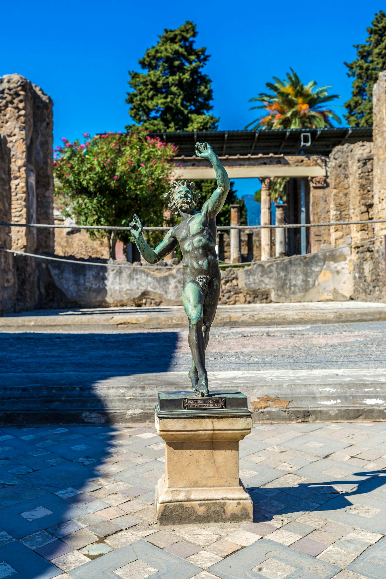 Brązowa statua w centrum terenu archeologicznego w Pompejach