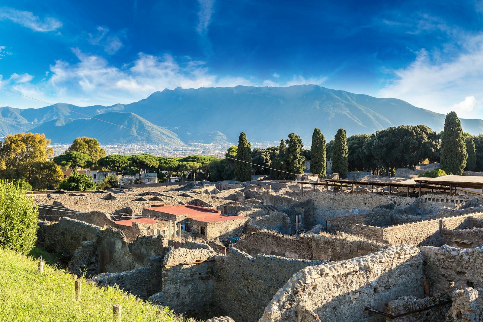 Panoramiczny widok na ruiny terenu archeologicznego w Pompejach