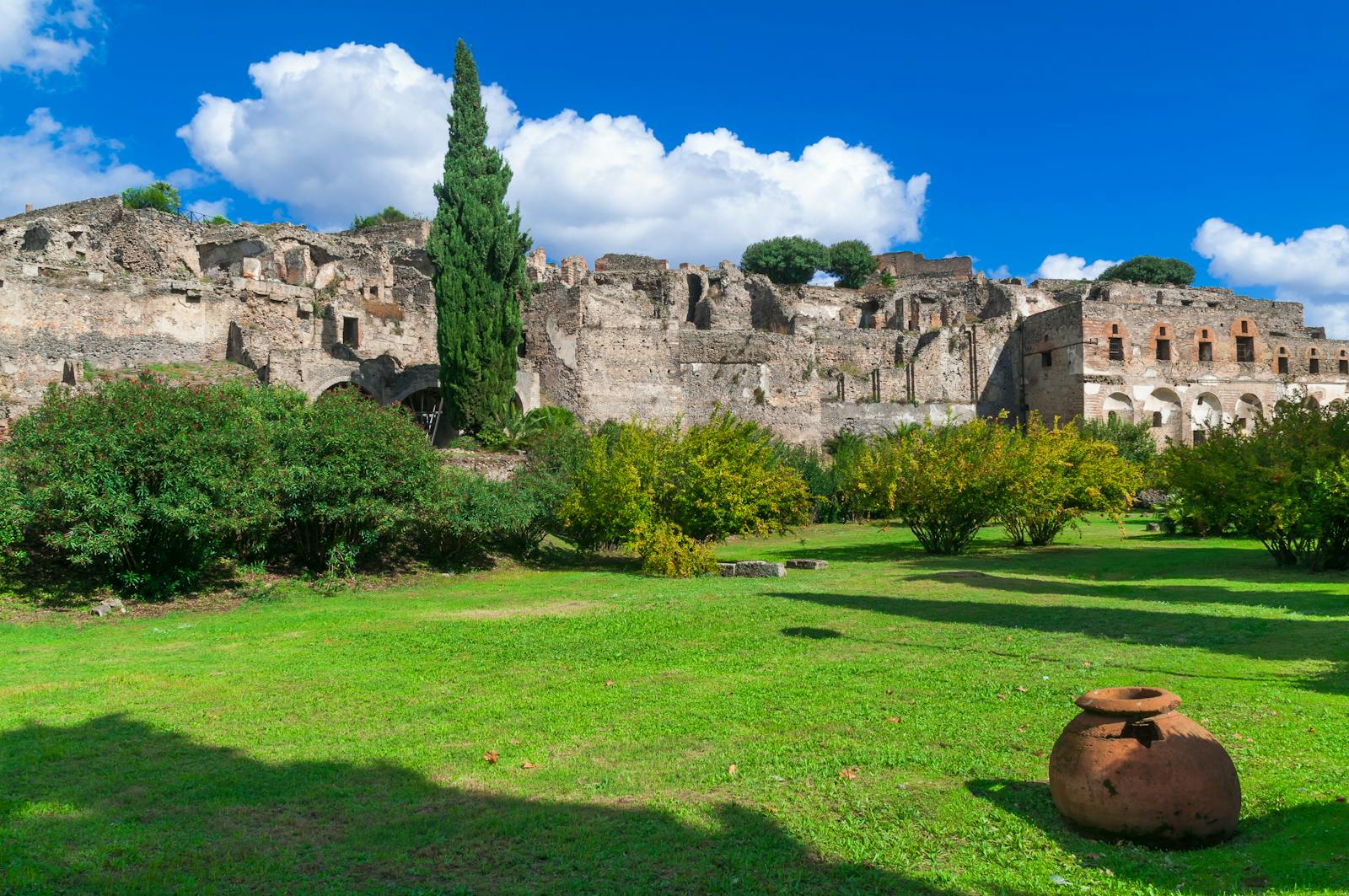 Panoramiczny widok na teren archeologiczny w Pompejach pod błękitnym niebem