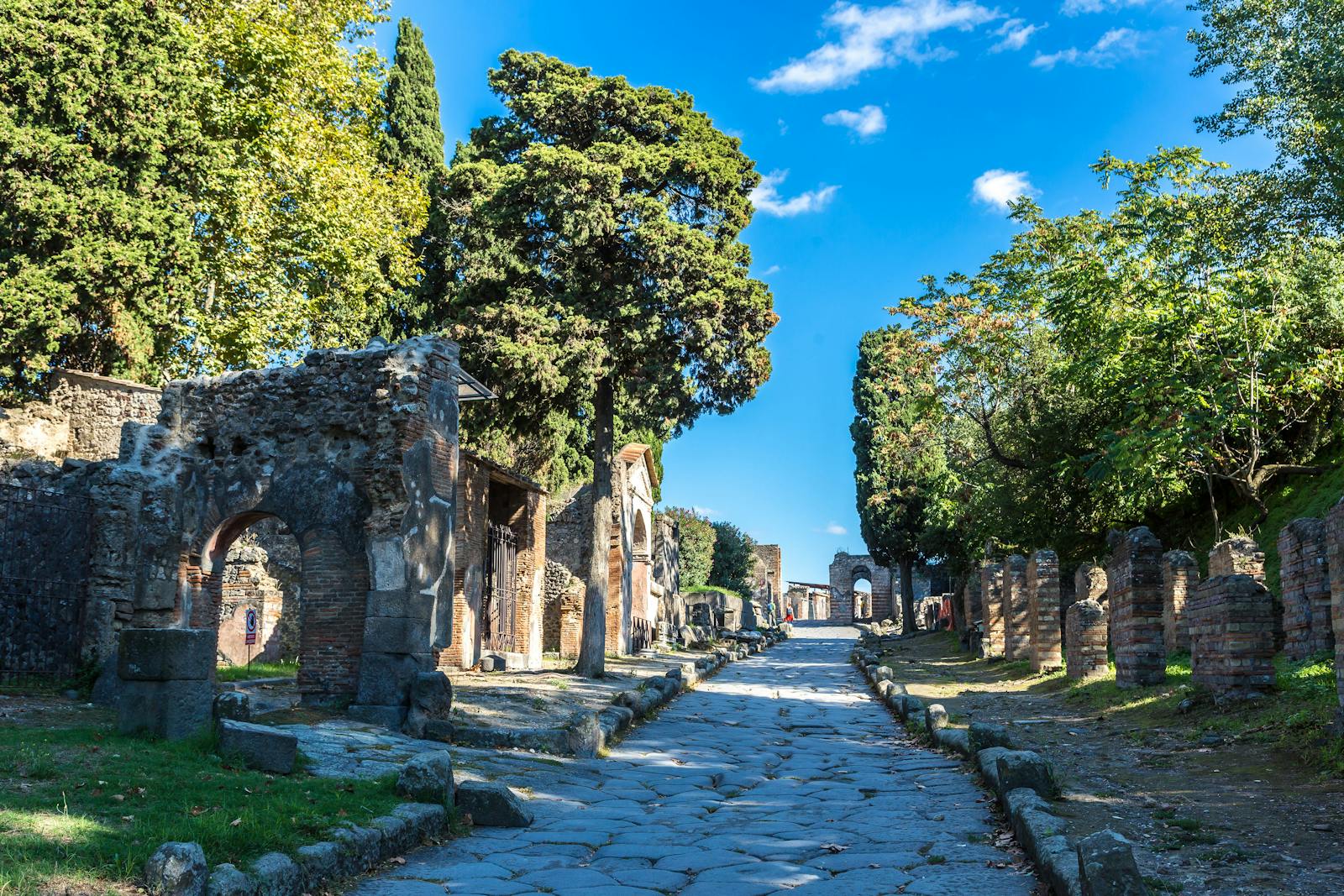 Perspektywny widok na teren archeologiczny w Pompejach