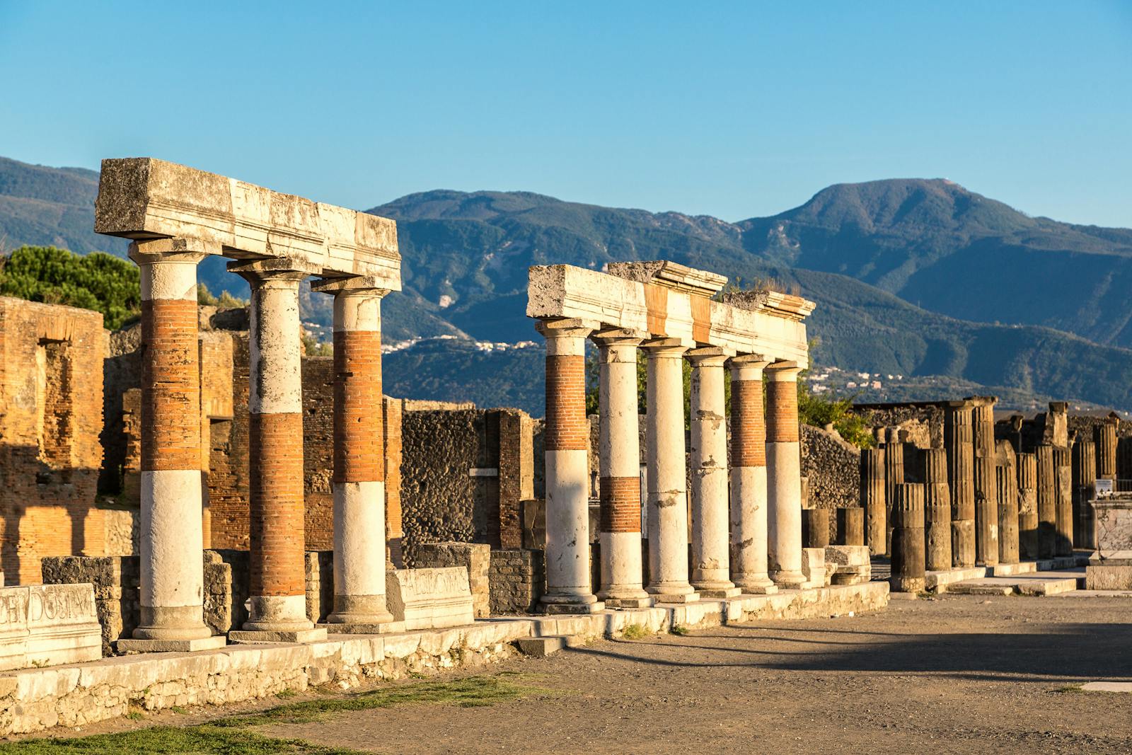 Ruiny kolumnady na terenie archeologicznym w Pompejach