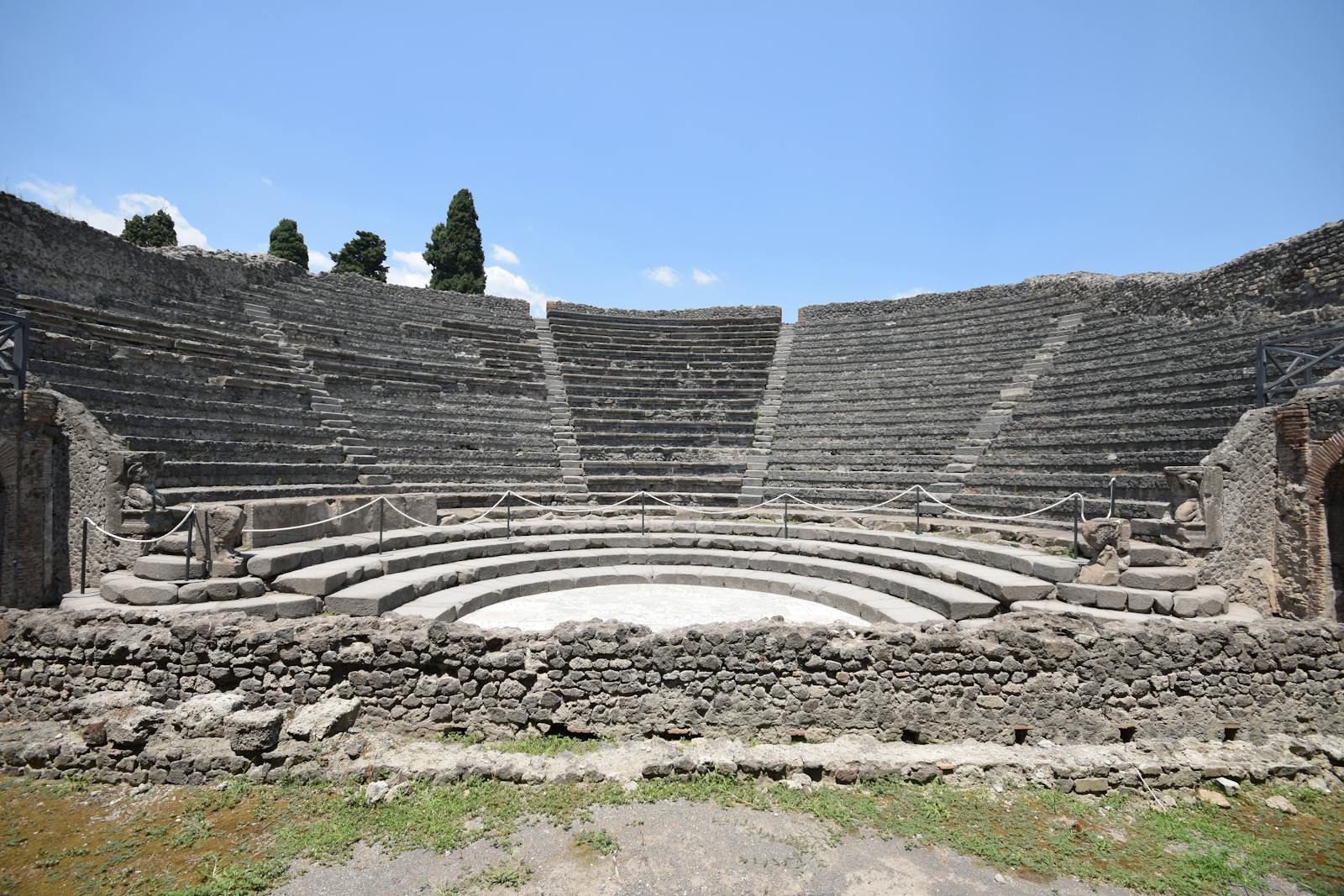 Wnętrze antycznego teatru na stanowisku archeologicznym w Pompejach