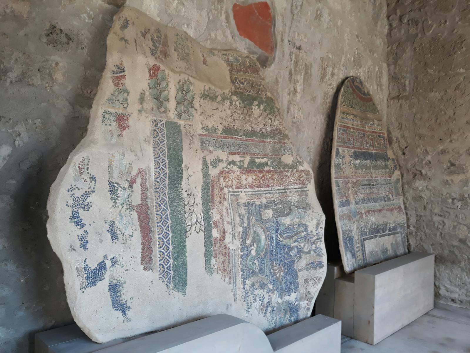 Fragment av antika mosaiker vid arkeologiska området Pompeji