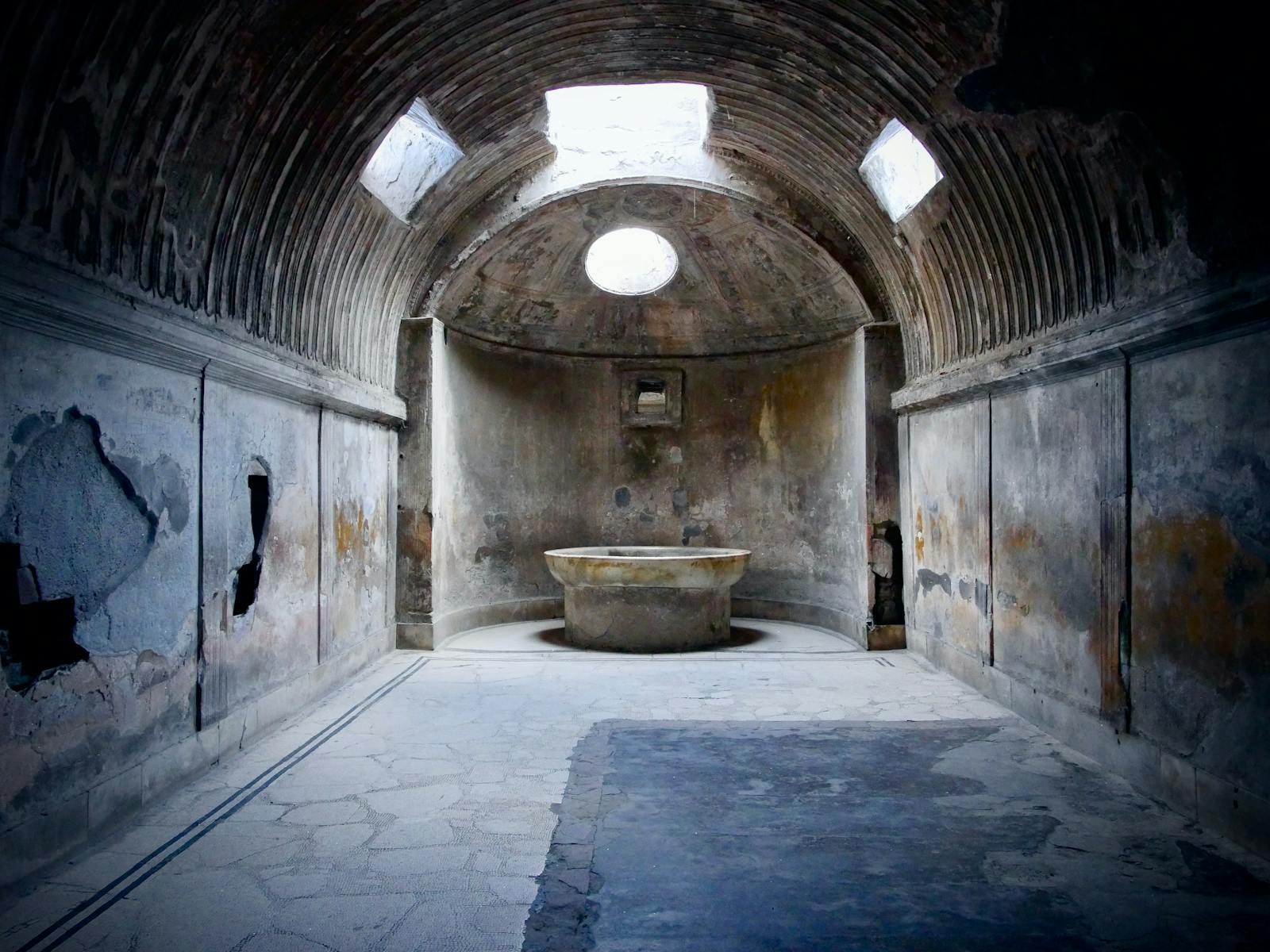 Inre vy av ett antikt rum vid arkeologiska området Pompeji